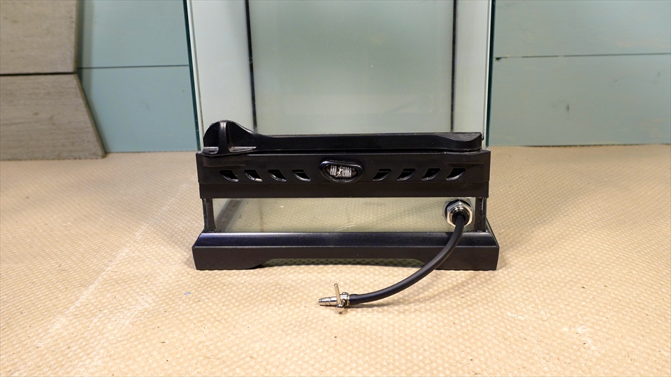 グラステラリウムの前面ガラスに穴を開けて排水口を取り付ける方法をご紹介・自作ドレインシステム