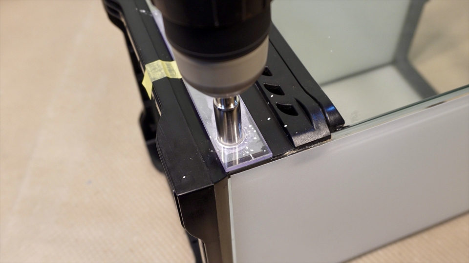 グラステラリウムの前面ガラスに穴を開けて排水口を取り付ける方法をご紹介・自作ドレインシステム