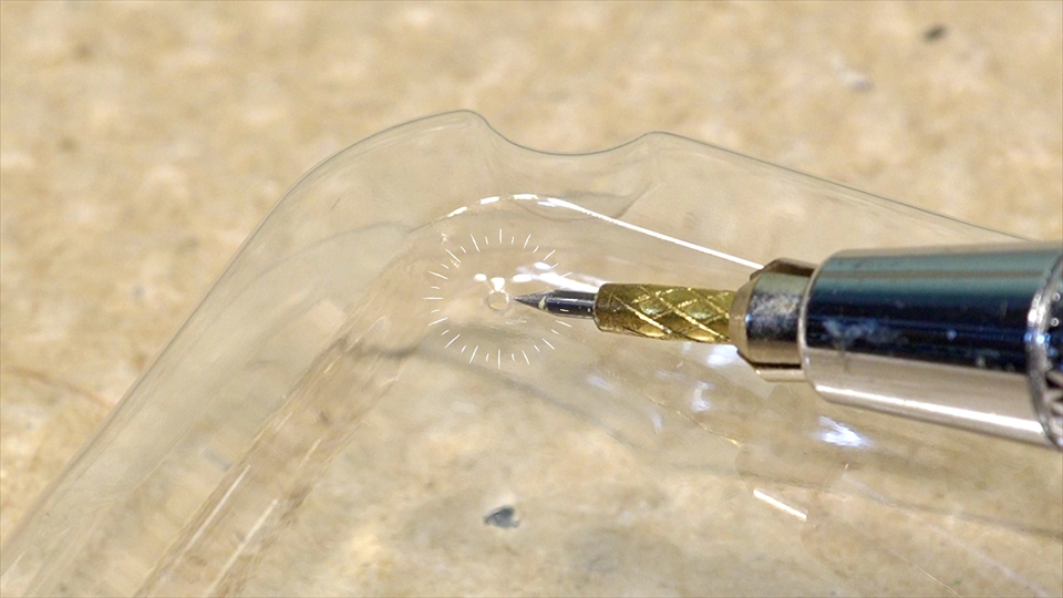 ヤエヤマサソリのベビーの個別飼育用の飼育ケースとして使用するフードパック・フタに穴をあけました