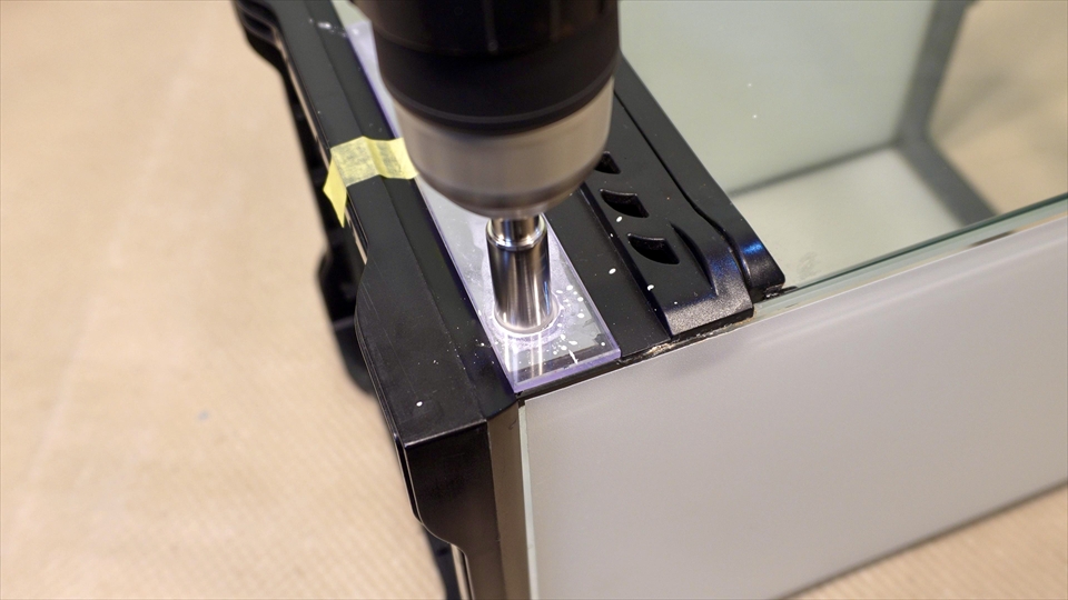 グラステラリウムのガラスの穴開け作業