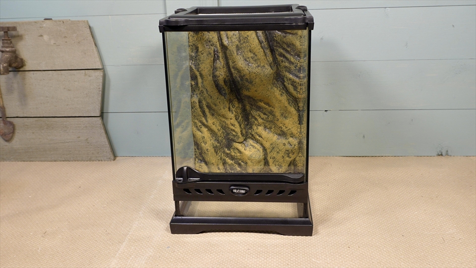 グラステラリウムナノの前面ガラスに穴を開けて排水口を取り付ける方法をご紹介・自作ドレインシステム